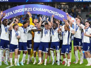 Anglickí futbalisti sa tešia z víťazstva na EURO U21 2025.