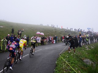 Cyklisti počas 18. etapy Tour de France 2025.