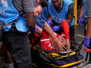 Jamal Musiala po zranení v opatere lekárov.