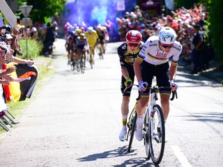 Tadej Pogačar, za ním Jonas Vingegaard a až potom zvyšok štartového poľa Tour de France.