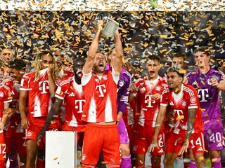 Hráči Bayernu a Harry Kane (uprostred) oslavujú s trofejou po ich víťazstve vo finále zápasu Nemeckého superpohára.