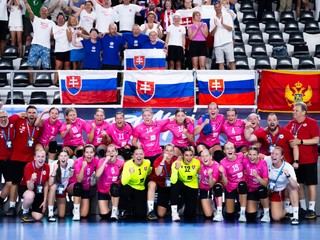 Slovenské hádzanárky po víťazstve nad Čiernou Horou v semifinále EURO U17.