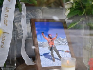 Kvety, sviečky a fotografia zosnulej dvojnásobnej olympijskej víťazky v biatlone Laury Dahlmeierovej.