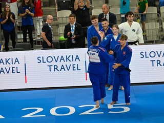 Radosť slovenského tímu po víťazstve v zápase zmiešaných tímov proti Maďarsku.