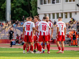 Hráči MFK Dukla Banská Bystrica sa tešia z gólu.