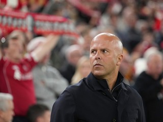 Holandský tréner Arne Slot vedie Liverpool od júla 2024.