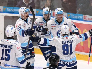 Na snímke radosť hráčov Nitry po strelení gólu.