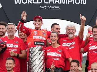 Marc Marquez s tímom oslavuje zisk titulu