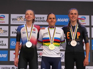 Viktória Chladoňová (vľavo) počas medailového ceremoniálu po pretekoch žien do 23 rokov na MS v cyklistike 2025. 