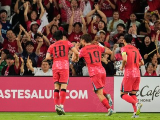 Hráči Južnej Kórey oslavujú gól v prípravnom zápase proti Mexiku.