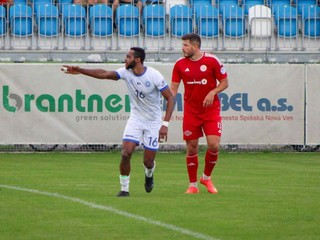 Vpravo Michal Vilkovský v drese MFK Spartak Medzev.