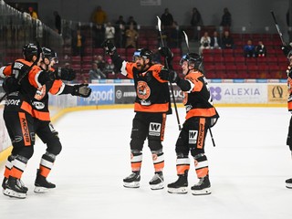 Hráči Michaloviec sa tešia z víťazného gólu.