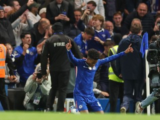 Futbalista Chelsea Londýn Estevao sa teší z gólu