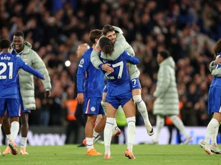 Radosť hráčov Chelsea po víťazstve nad Liverpoolom.