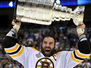 Zdeno Chára dvíha nad hlavu Stanleyho pohár.