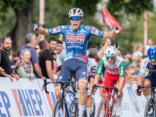 Paul Magnier sa teší z triumfu