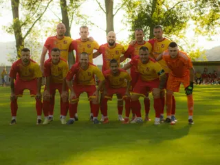 Futbalisti TJ Dvorníky – Včeláre.