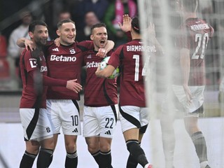 Lukáš Haraslín (v strede) oslavuje gól so spoluhráčmi