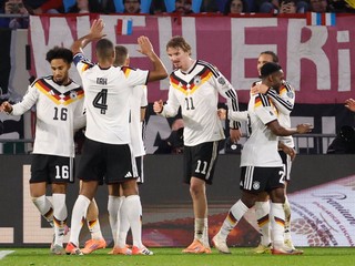 Nick Woltemade oslavuje gól.