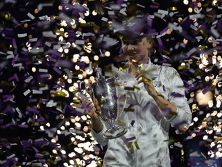 Jelena Rybakinová pózuje s trofejou po výhre nad Bieloruskou Arynou Sabalenkovou.