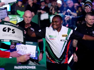 Keňan David Munyua počas MS v šípkach 2026. 