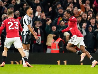 Patrick Dorgu (vpravo) sa teší z gólu v zápase 18. kola anglickej Premier League Manchester United - Newcastle United.