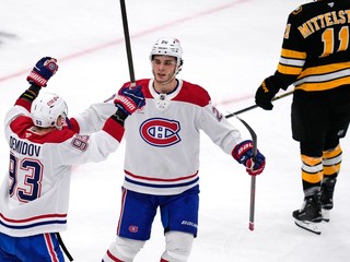 Juraj Slafkovský oslavuje gól. 