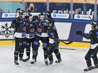 Hráči Fribourgu oslavujú gól.