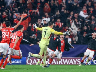 Brankár Benficy Lisabon Anatolij Trubin skóruje v zápase proti Realu Madrid. 