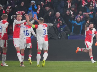 Slavia Praha oslavuje gól. 