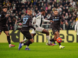 Hráč Juventusu Turín Jonathan David (uprostred) strieľa gól.