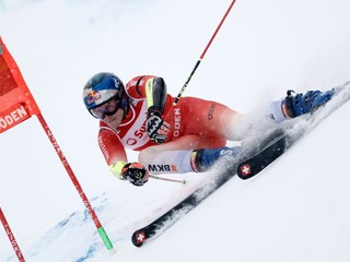 Marco Odermatt počas obrovského slalomu v Adelbodene.