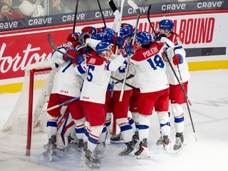 Českí hokejisti sa tešia z výhry po semifinálovom zápase Kanada - Česko.