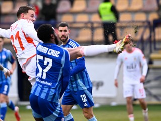 Na snímke uprostred Lukáš Fila (MFK Ružoberok) a hráči Slovana Sandro Plinio Cruz (57) a Kenan Bajrič (12).