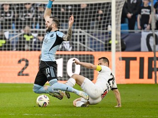 Na snímke vľavo Tigran Barseghjan (Slovan) a vpravo Martin Mikovič (Trnava).