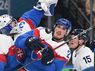 Slovenský hokejový brankár Samuel Hlavaj (31), jeho spoluhráč Adam Ružička (21) počas ZOH 2026.