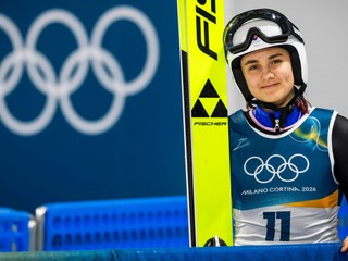 Kira Mária Kapustíková pózuje počas súťaže na strednom mostíku na XXV. zimných olympijských hrách.