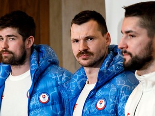 Na snímke slovenskí hokejoví reprezentanti, zľava Peter Čerešňák, Miloš Kelemen a Lukáš Cingel počas tlačovej konferencie.