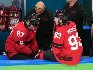 Sidney Crosby na striedačke po zranení v zápase s Českom.