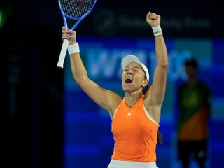 Americká tenistka Jessica Pegulová reaguje po víťazstve nad Ukrajinkou Jelinou Svitolinovou vo finále ženskej dvojhry na turnaji WTA v Dubaji.