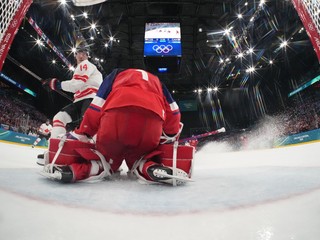 Kanaďan Bo Horvat prekonáva českého brankára Lukáša Dostála v zápase B-skupiny olympijského turnaja ZOH 2026 v Miláne.