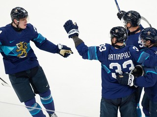 Hokejisti Fínska oslavujú gól proti Švédsku na ZOH 2026.