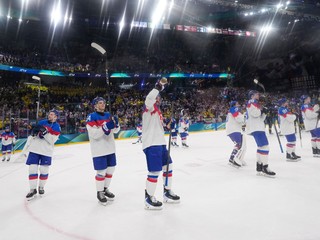 Slovenskí hokejisti sa zdravia s fanúšikmi po zápase Slovensko - Švédsko na ZOH 2026 v Miláne. 