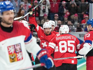 Švajčiarsky hráč Pius Suter (44) oslavuje gól do siete Česka.