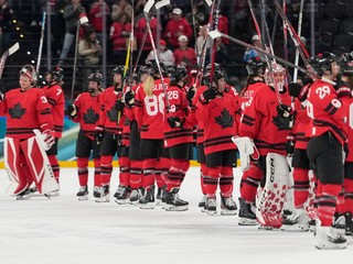 Kanadské hokejistky sa tešia z postupu.