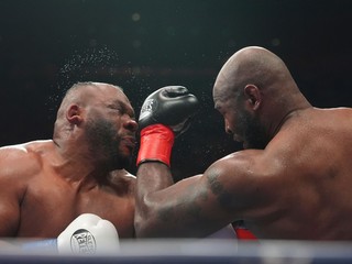 Kingsley Ibeh dáva úder Jarrellovi Millerovi.