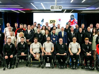 Na snímke prezident SR Peter Pellegrini (stredný rad šiesty sprava) a členovia slovenskej paralympijskej výpravy.