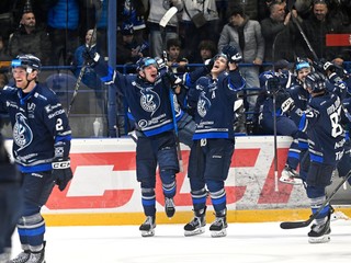 Na snímke radosť hráčov Popradu po šiestom zápase štvrťfinále play off.