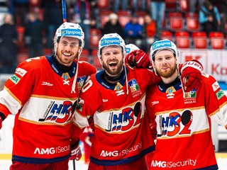 Hokejisti Liptovského Mikuláša sa tešia z triumfu.