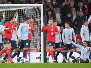 Anglický hráč Ben White (uprostred vľavo) oslavuje po tom, ako strelil úvodný gól v prípravnom zápase Anglicko - Uruguaj.